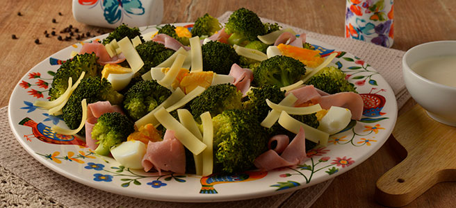 Kolorowe sałatki – szybki pomysł na lekki posiłek